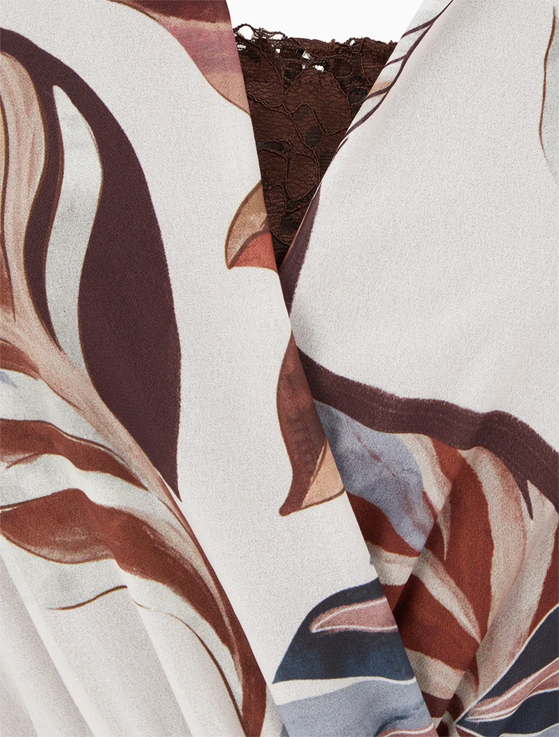 Ausgestelltes Kleid mit stilisiertem Blätterdruck - Braun