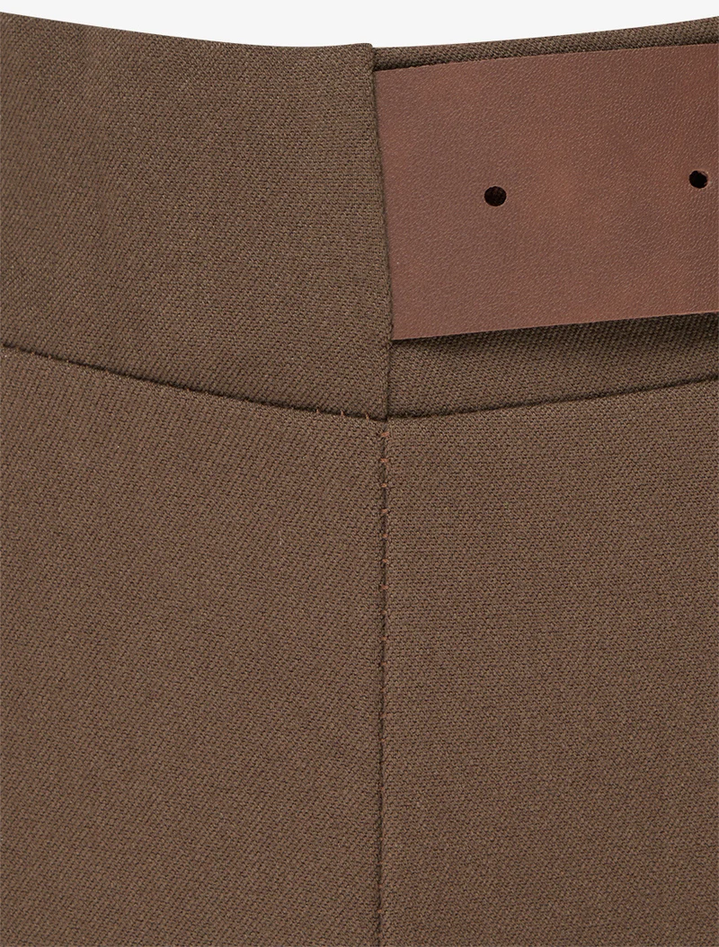 Weite Hose mit hoher Taille und dekorativem Gürtel - Hellbraun
