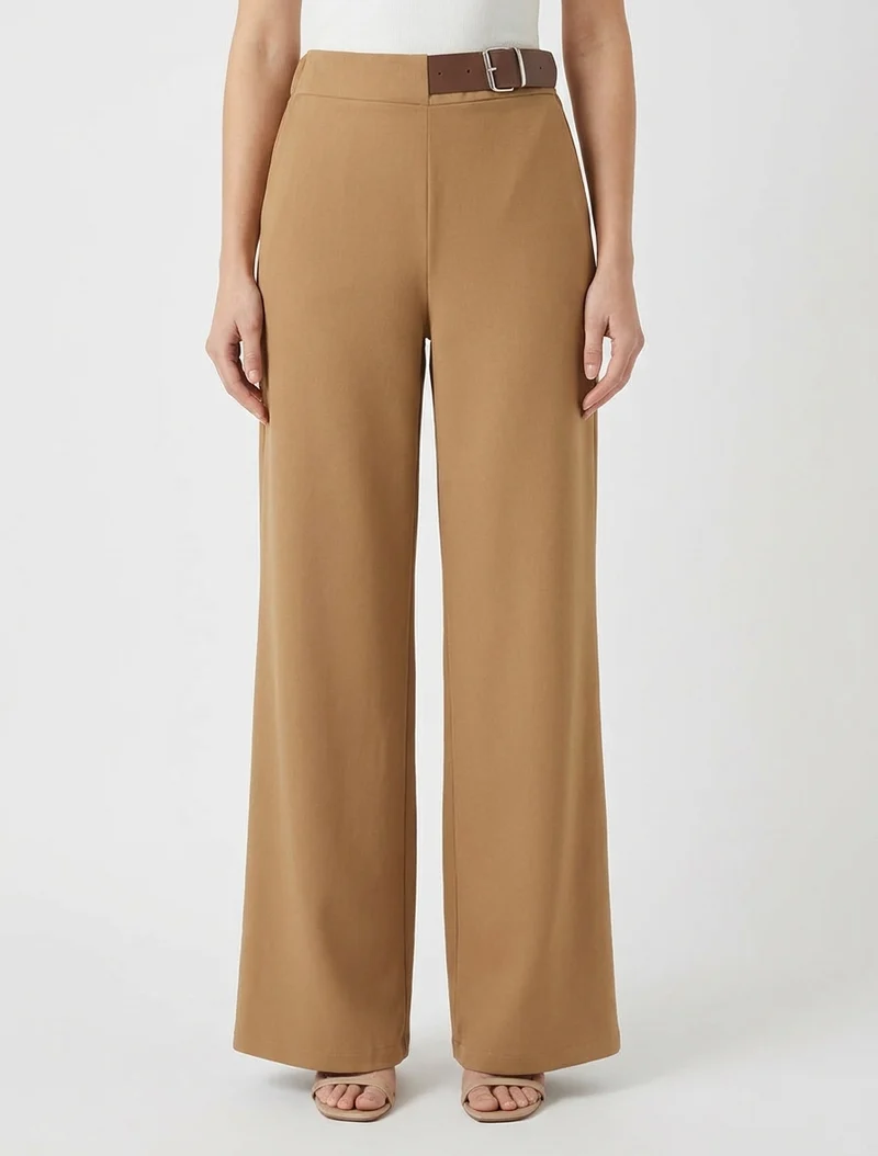 Weite Hose mit hoher Taille und dekorativem Gürtel - Kamel