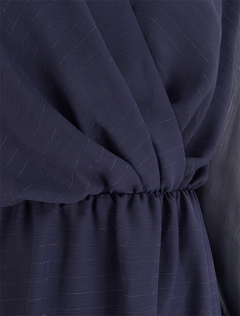 Ausgestelltes Kleid aus irisierendem Voile mit Wickelausschnitt - Marine