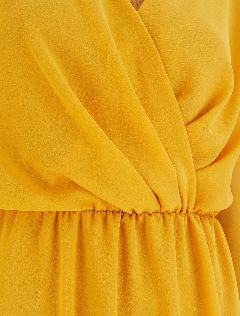 Ausgestelltes Kleid aus Voile mit Wickelausschnitt - Senf