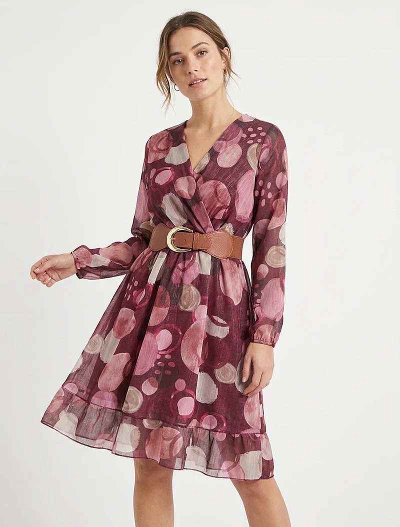 Kleid mit abstraktem Druck und Wickelausschnitt - Weinrot