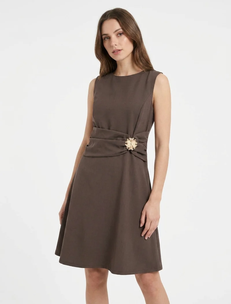 Ärmelloses Kleid mit Schmuckeinsatz - Braun