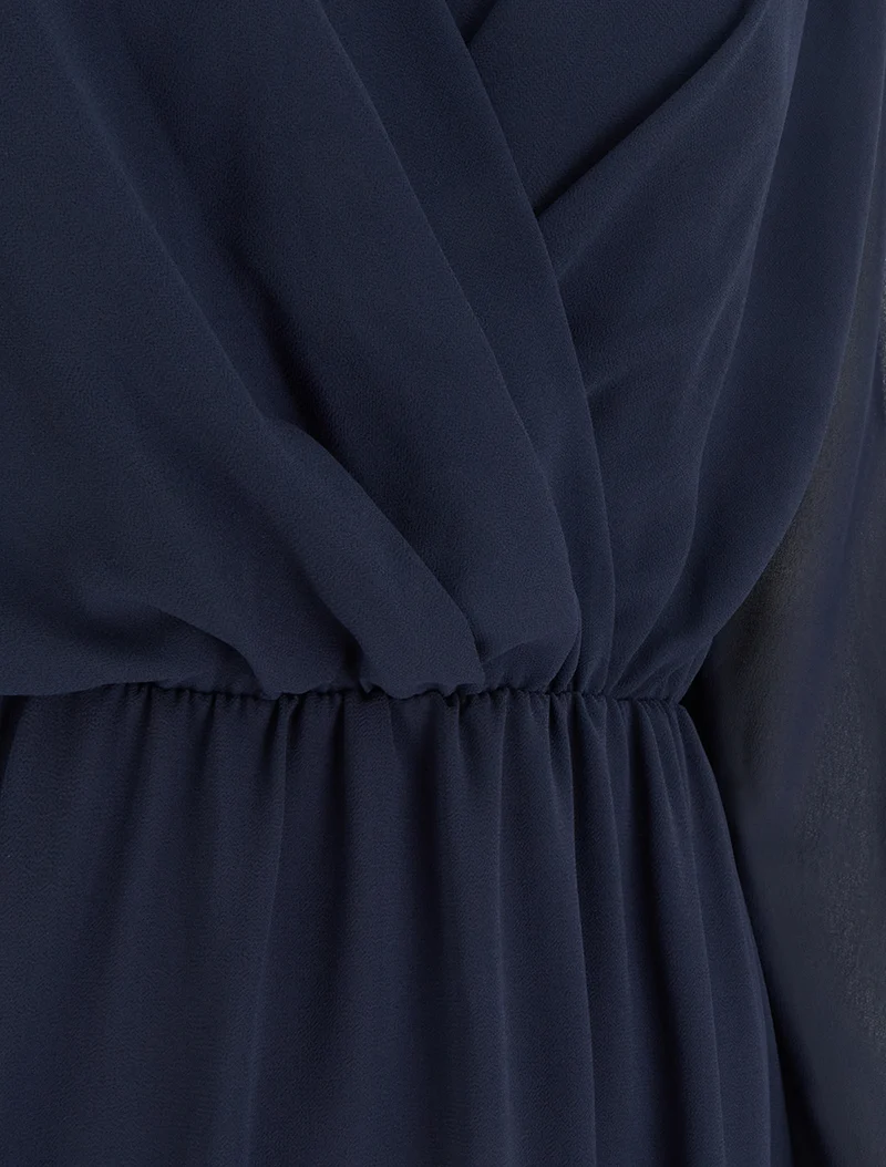 Ausgestelltes Kleid aus Voile mit Wickelkragen - Marine
