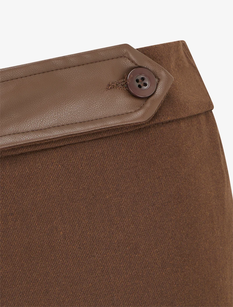 Weite High-Waist-Hose mit Kunstlederdetail - Braun