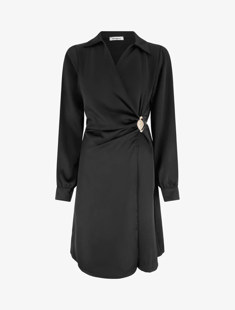 Wickelkleid aus Satin mit langen Ärmeln und Schmuck. - Schwarz
