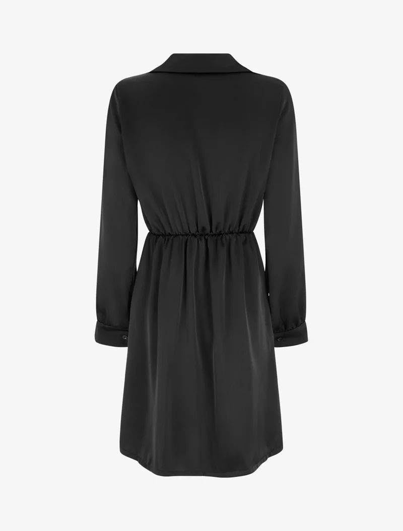 Wickelkleid aus Satin mit langen Ärmeln und Schmuck. - Schwarz
