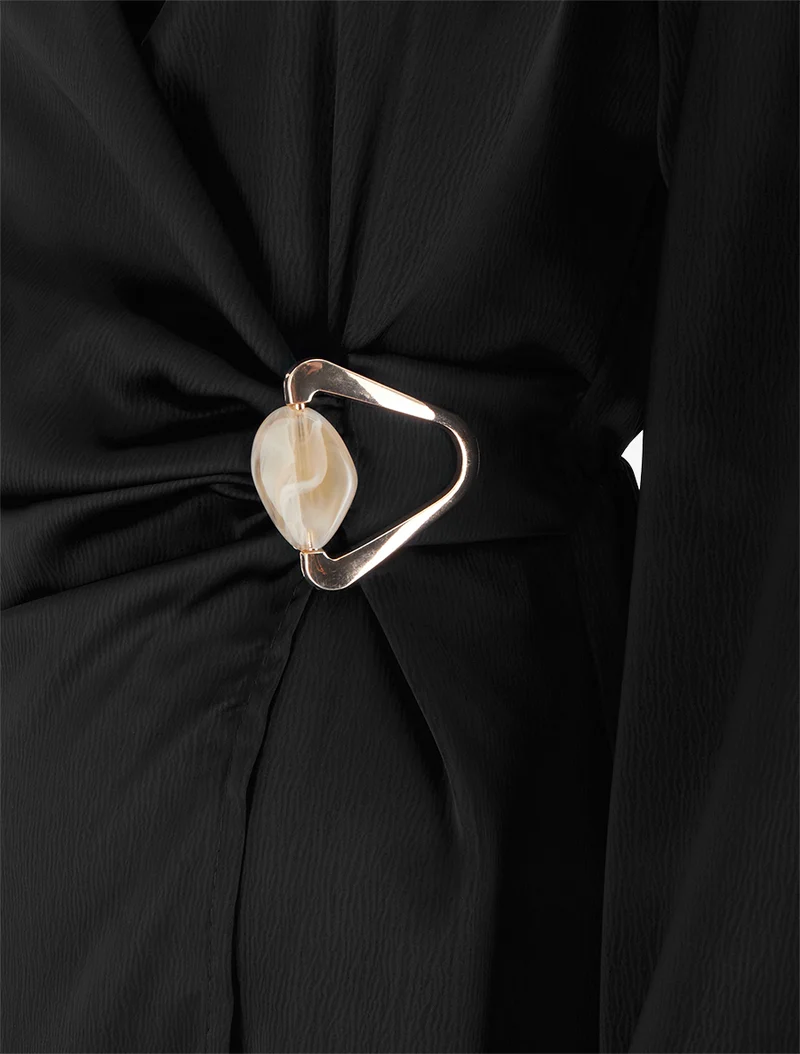 Wickelkleid aus Satin mit langen Ärmeln und Schmuck. - Schwarz