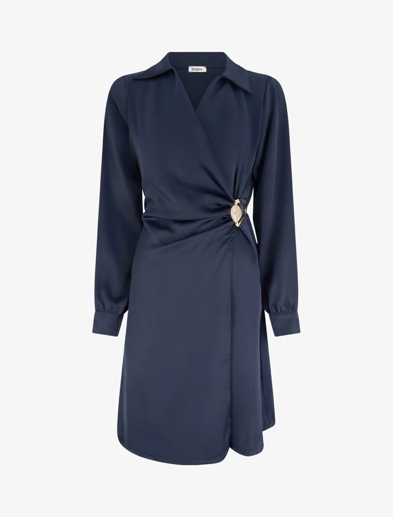 Wickelkleid aus Satin mit langen Ärmeln und Schmuck. - Marine