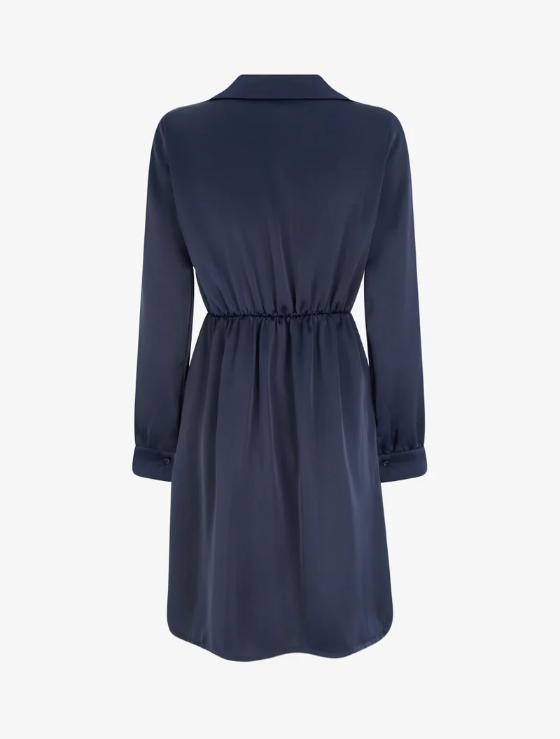 Wickelkleid aus Satin mit langen Ärmeln und Schmuck. - Marine