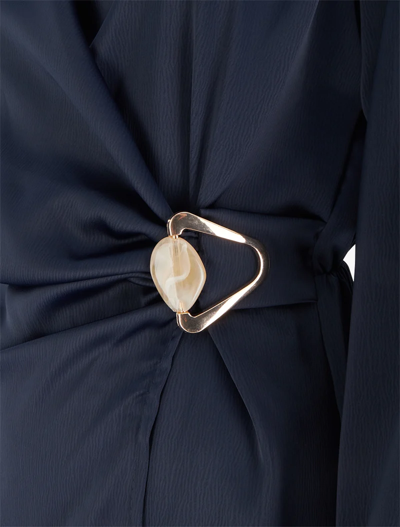 Wickelkleid aus Satin mit langen Ärmeln und Schmuck. - Marine
