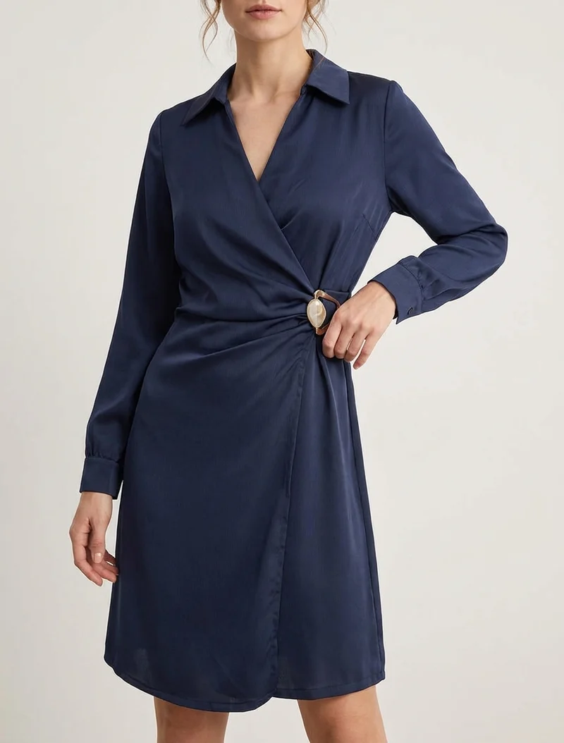 Wickelkleid aus Satin mit langen Ärmeln und Schmuck. - Marine