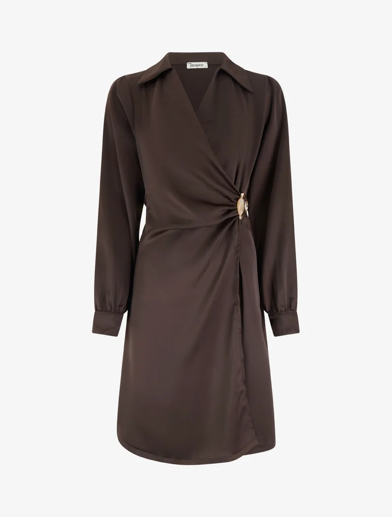 Wickelkleid aus Satin mit langen Ärmeln und Schmuck. - Braun