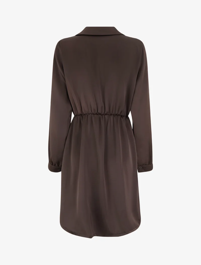 Wickelkleid aus Satin mit langen Ärmeln und Schmuck. - Braun