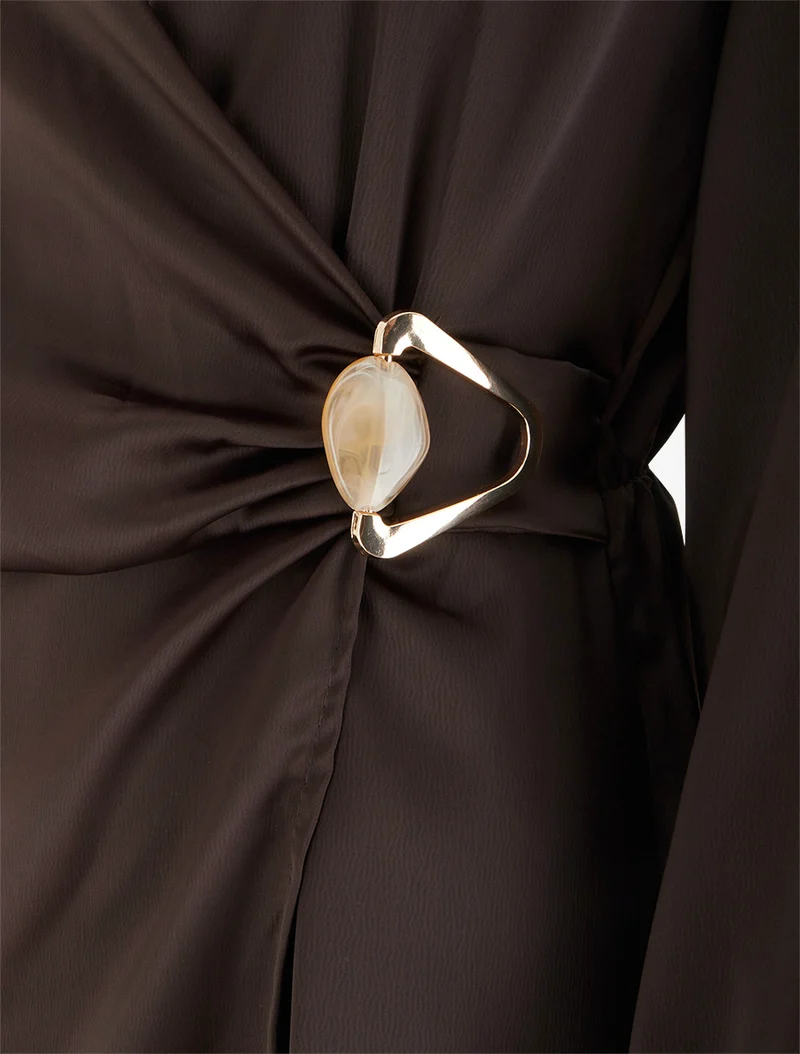 Wickelkleid aus Satin mit langen Ärmeln und Schmuck. - Braun