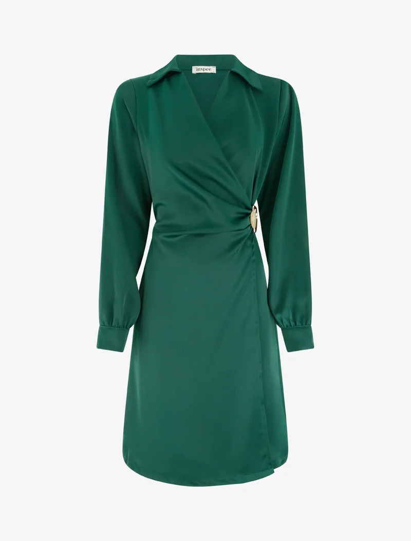 Wickelkleid aus Satin mit langen Ärmeln und Schmuck. - Smaragdgrün