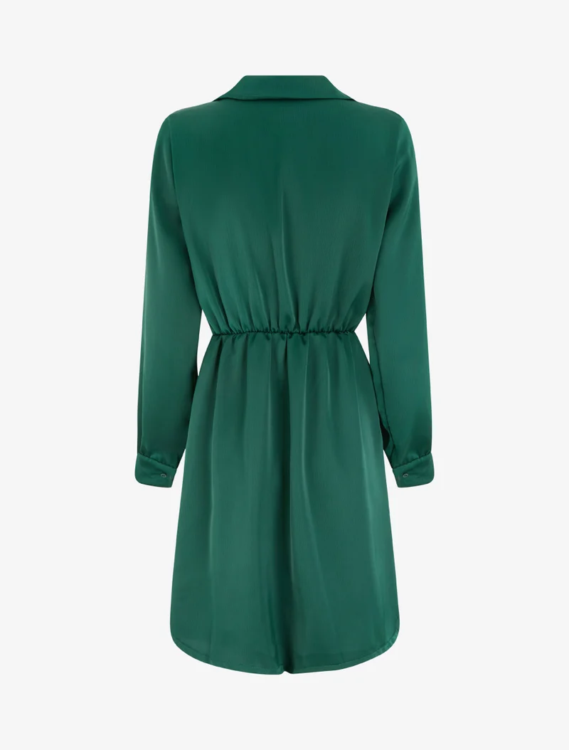 Wickelkleid aus Satin mit langen Ärmeln und Schmuck. - Smaragdgrün