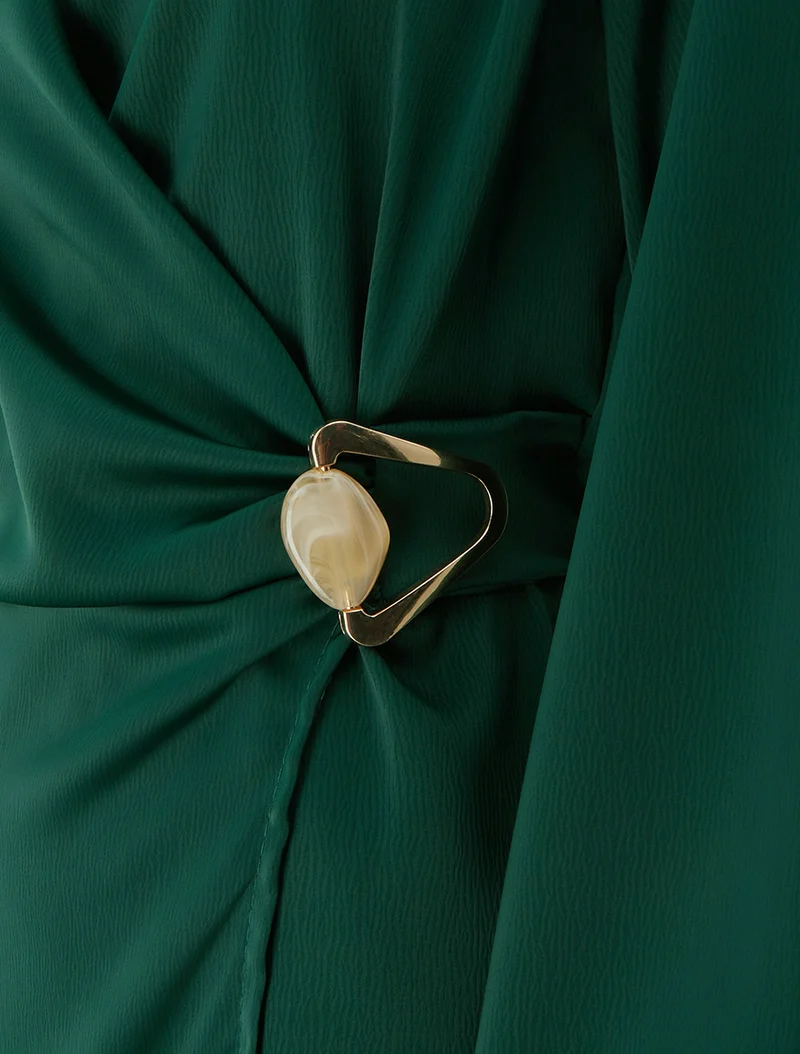 Wickelkleid aus Satin mit langen Ärmeln und Schmuck. - Smaragdgrün