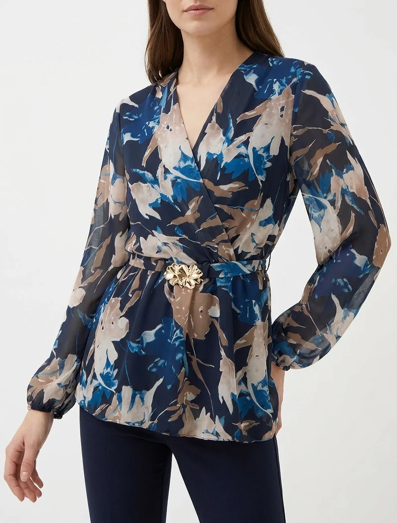 Top Wickelbluse mit abstraktem Blumenmuster und Blumenschmuck. - Marine