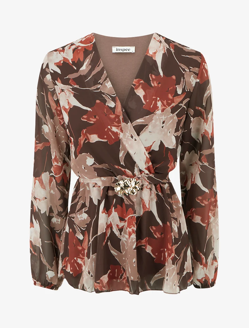 Top Wickelbluse mit abstraktem Blumenmuster und Blumenschmuck. - Braun