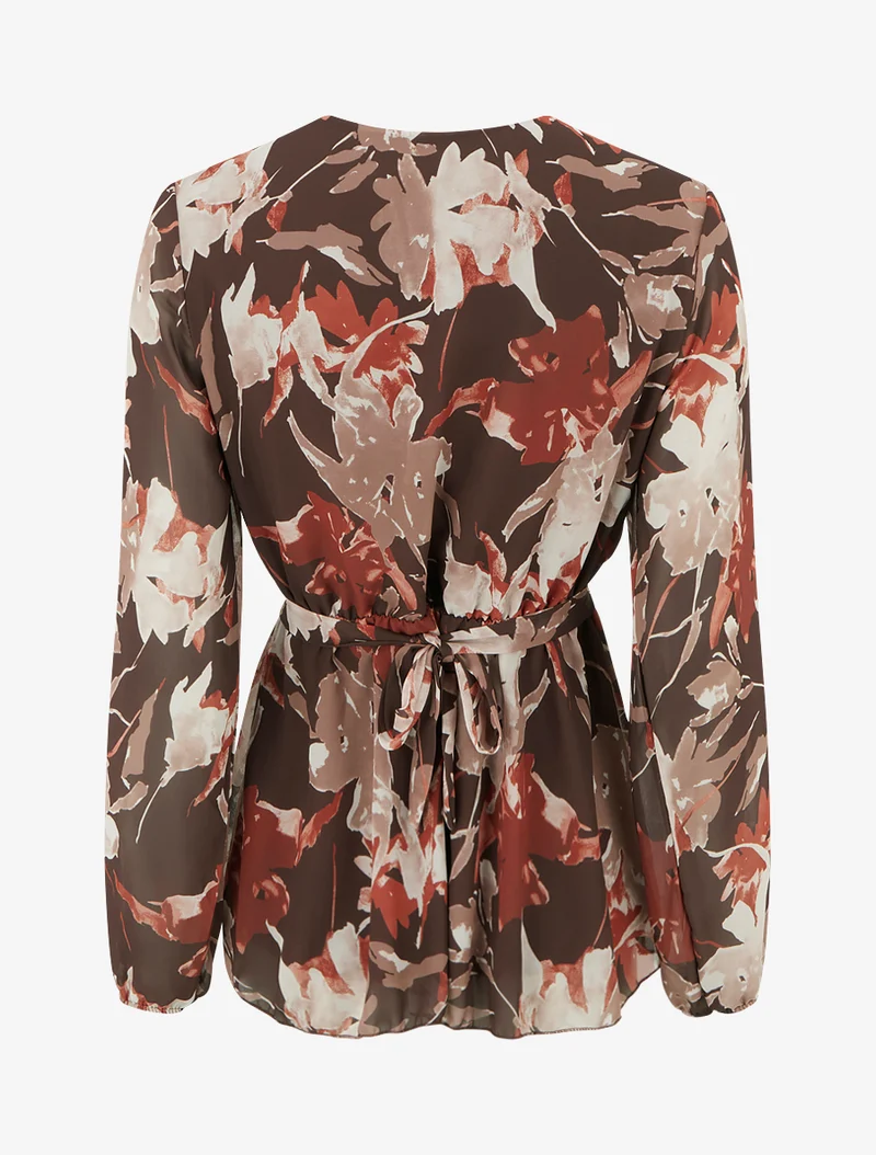 Top Wickelbluse mit abstraktem Blumenmuster und Blumenschmuck. - Braun