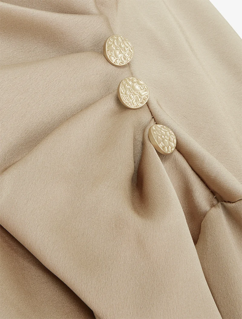 Satinierte Oberteil mit Wasserfallausschnitt und Knöpfen. - Beige