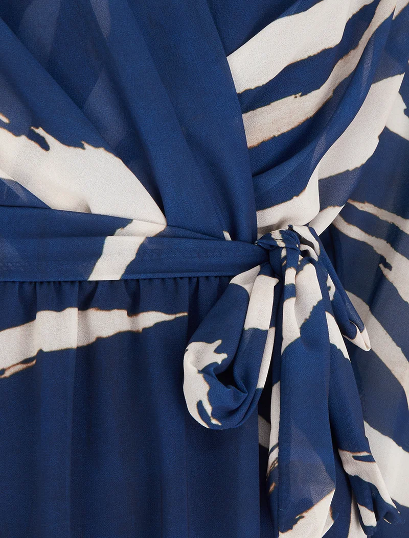 Ausgestelltes Kleid mit abstraktem Druck - Marine