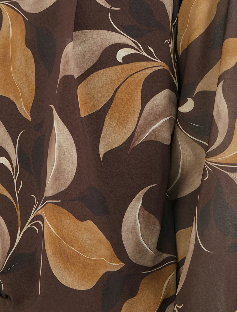 Bluse mit Blattdruck und elastischen Manschetten. - Braun