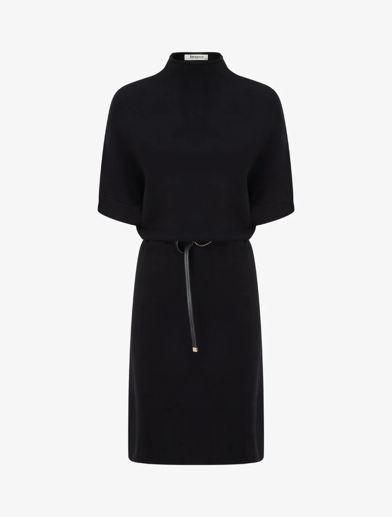 Gerade geschnittenes Strickkleid mit Gürtel. - Schwarz