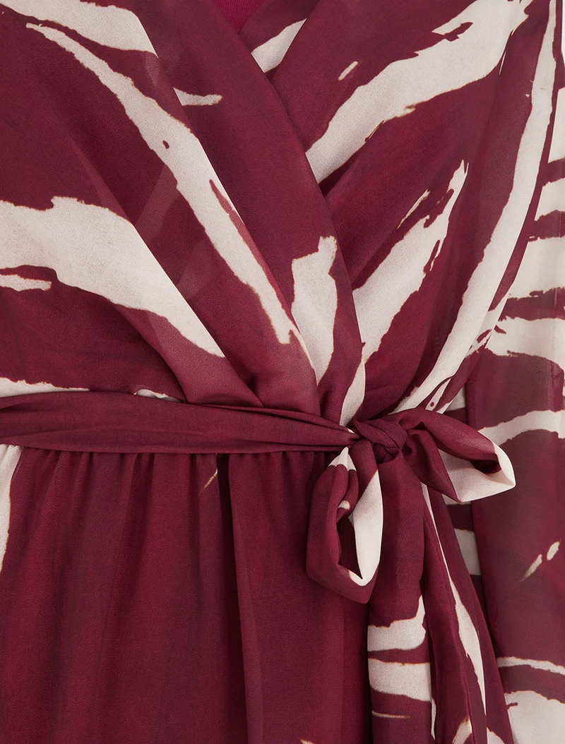 Ausgestelltes Kleid mit abstraktem Druck - Weinrot