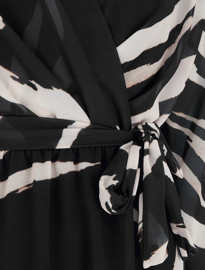 Ausgestelltes Kleid mit abstraktem Druck - Schwarz