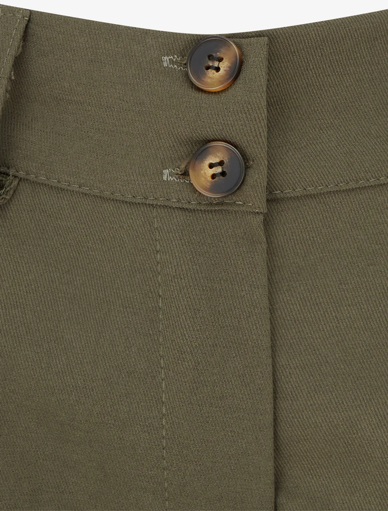 Einfarbige Hose mit Knopfverschluss - Kaki