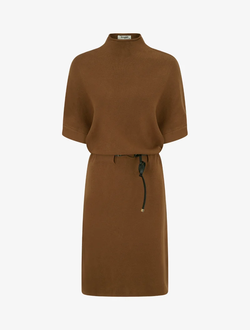 Gerade geschnittenes Strickkleid mit Gürtel. - Kamel