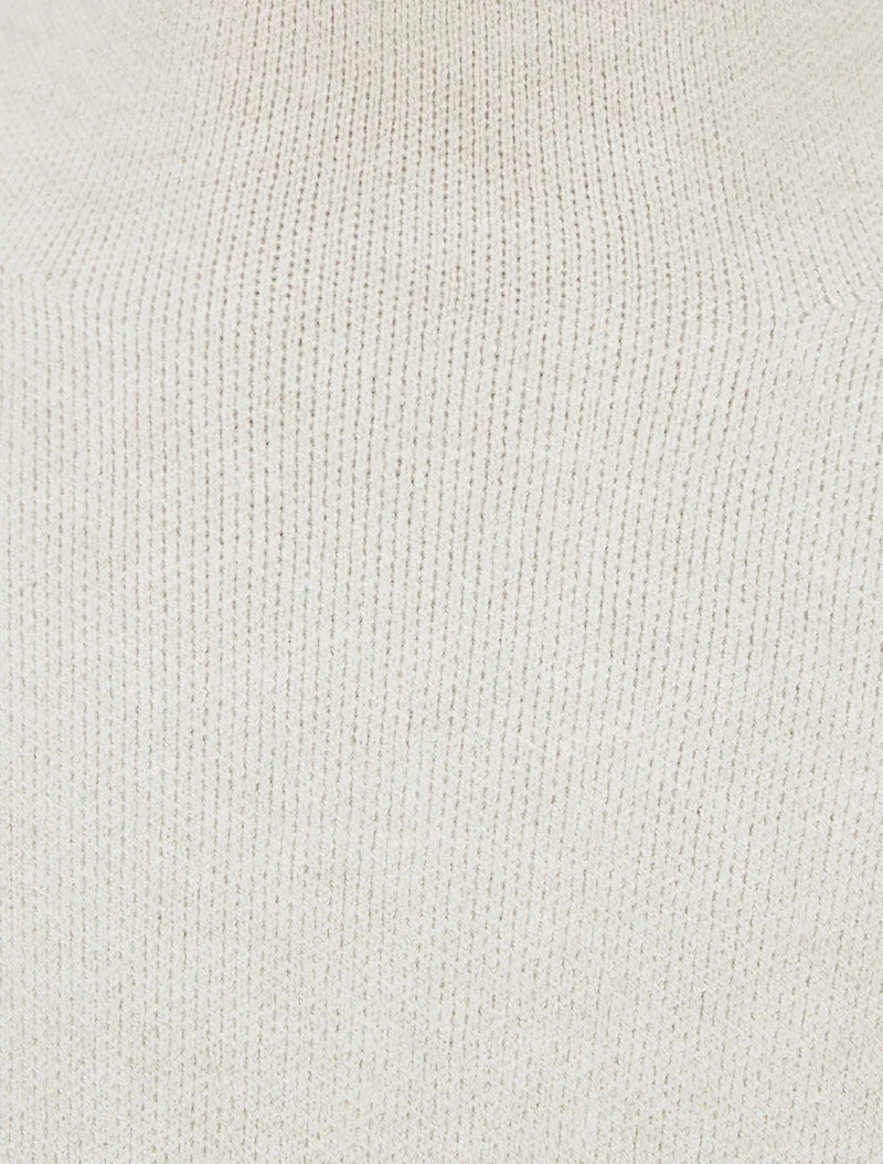 Gerade geschnittenes Strickkleid mit Gürtel. - Beige