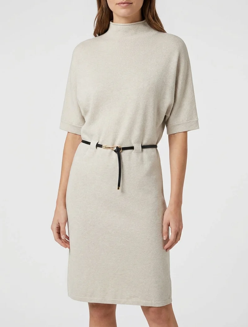 Gerade geschnittenes Strickkleid mit Gürtel. - Beige