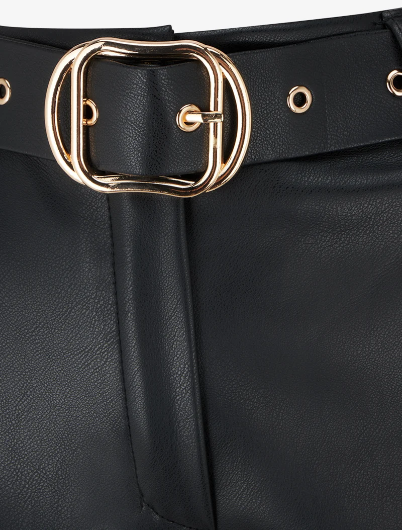 Shorts aus Kunstleder mit Umschlag - Schwarz