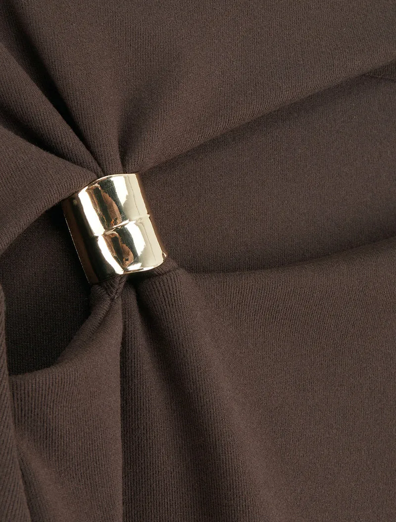 Oberteil mit durchbrochenem Stehkragen und Schmuck. - Braun