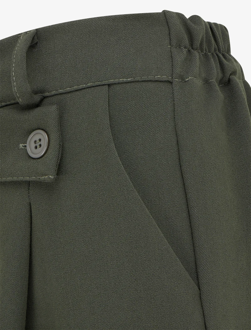 Gerade geschnittene einfarbige Hose mit seitlichem Verschluss. - Kaki