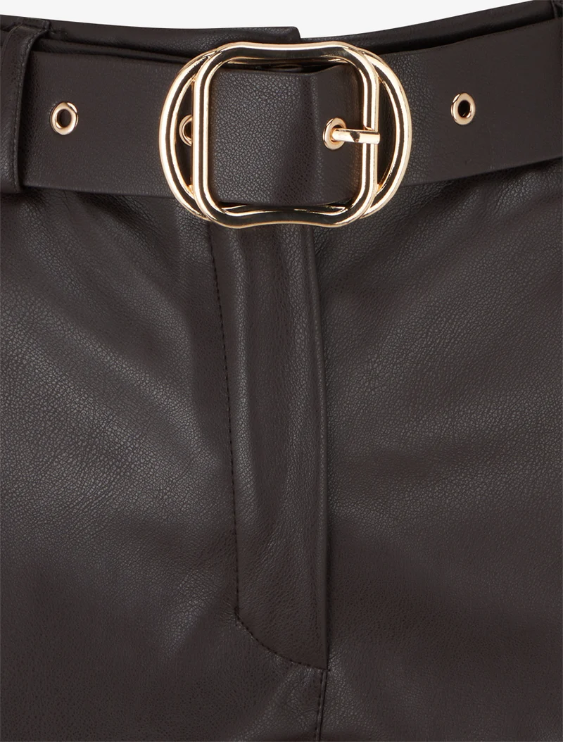 Shorts aus Kunstleder mit Umschlag - Schokolade