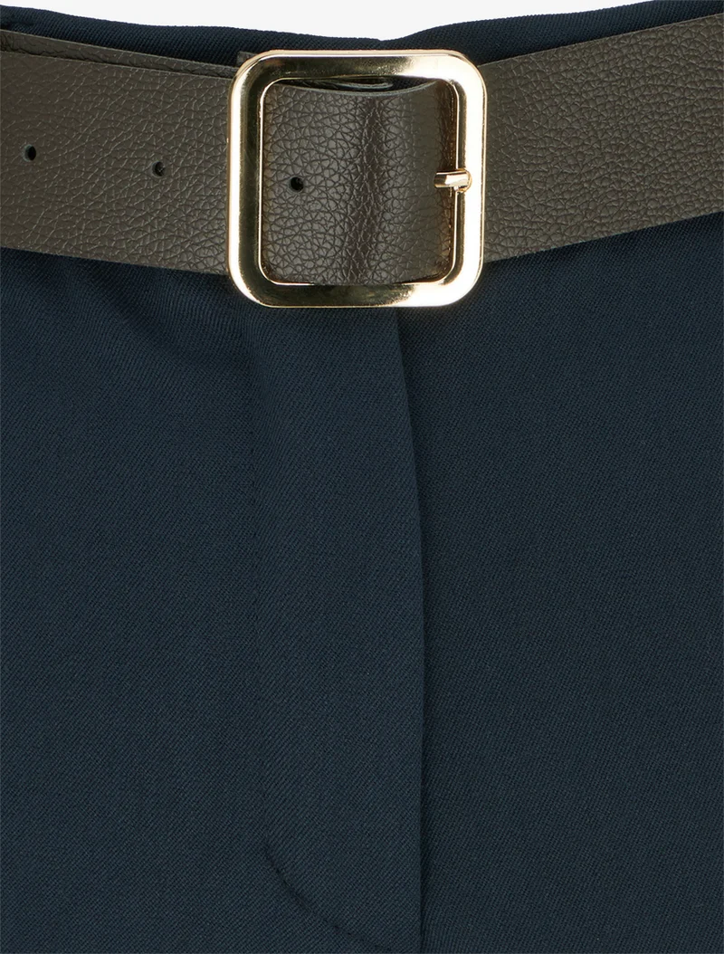 Gekrempelte Shorts mit Gürtel - Marine
