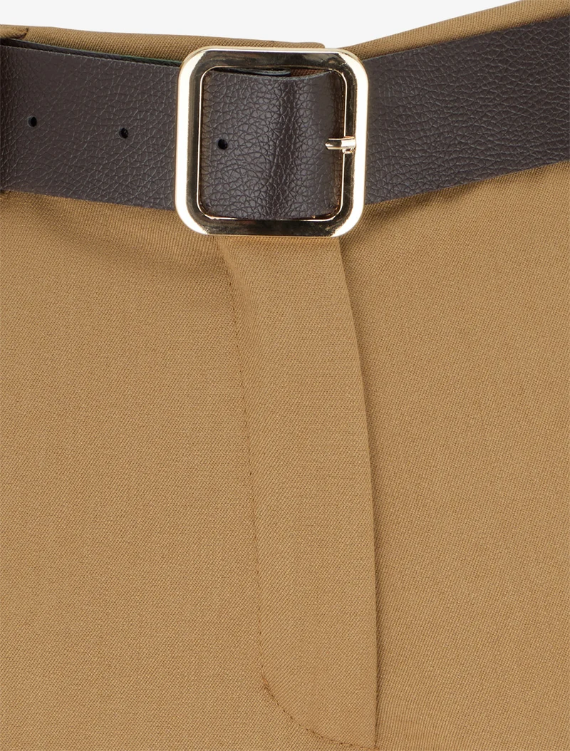 Gekrempelte Shorts mit Gürtel - Kamel