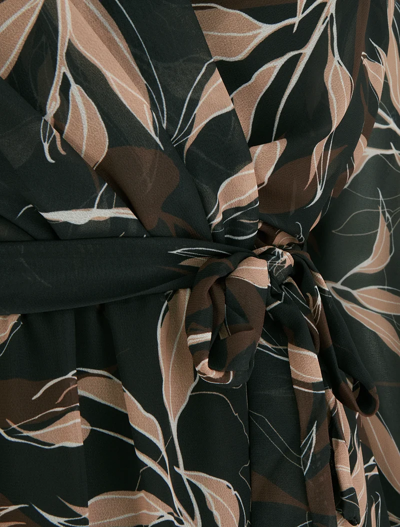 Gerades Kleid mit Blätterdruck - Schwarz