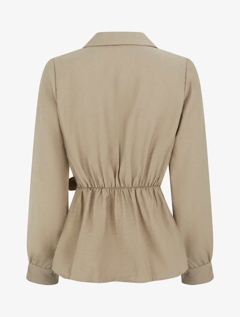 Langärmliges Hemd zum Knoten. - Beige