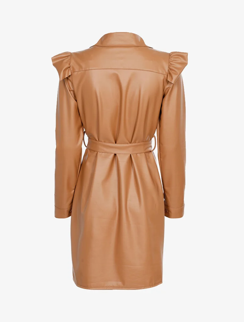Gerüschtes Kleid in Vinyloptik - Kamel