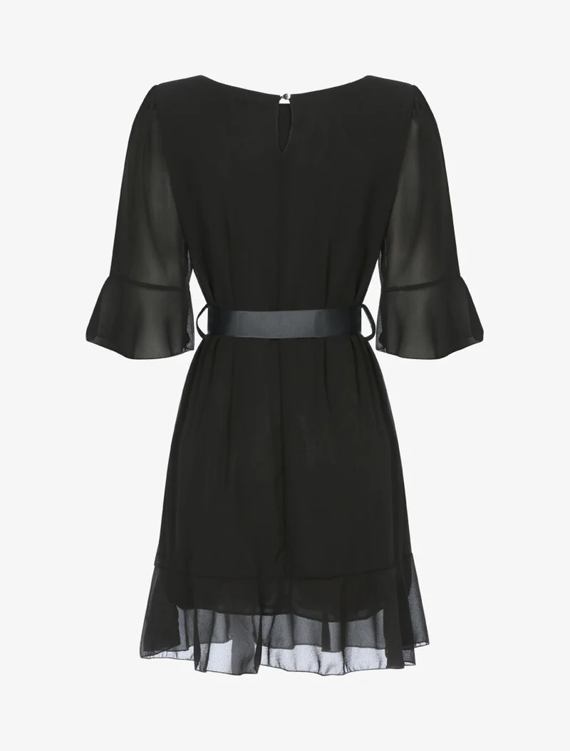 Rüschenkleid mit kontrastierendem Gürtel - Schwarz