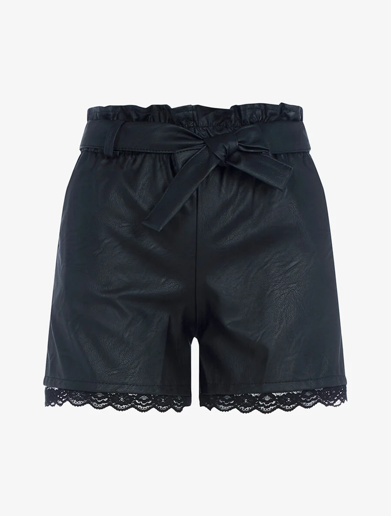 Shorts aus Kunstleder mit Spitzenbund - Schwarz