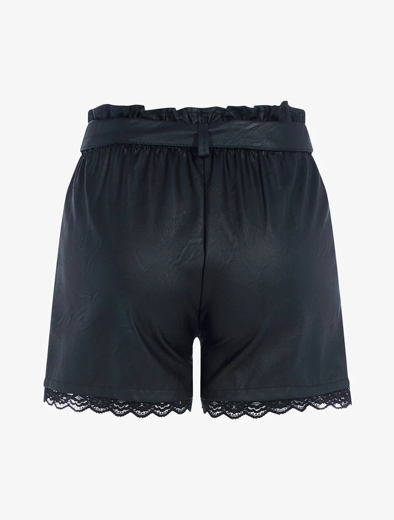 Shorts aus Kunstleder mit Spitzenbund - Schwarz