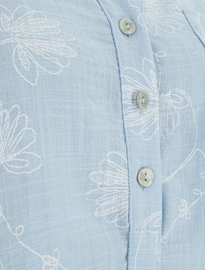 Leinenoberteil mit Knopfleiste und Blumenstickerei - Himmelblau