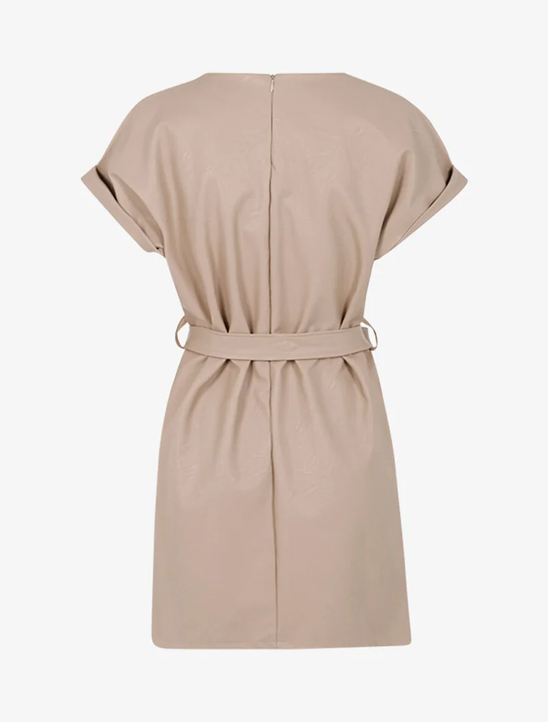 Kleid aus Kunstleder mit Gürtel im Bananenstil - Beige