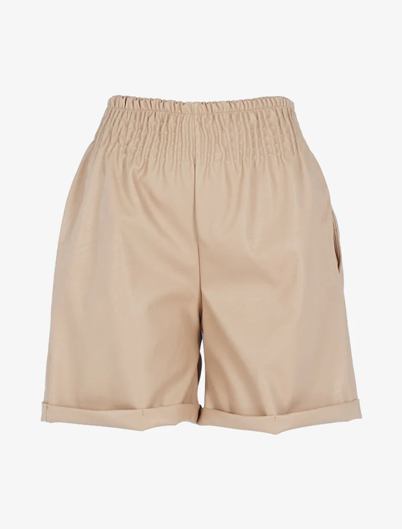 Kurze Oversize-Shorts in Lederoptik - Beige